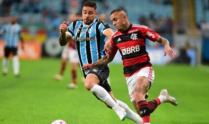 Everton Cebolinha e João Pedro disputam bola na Arena do Grêmio