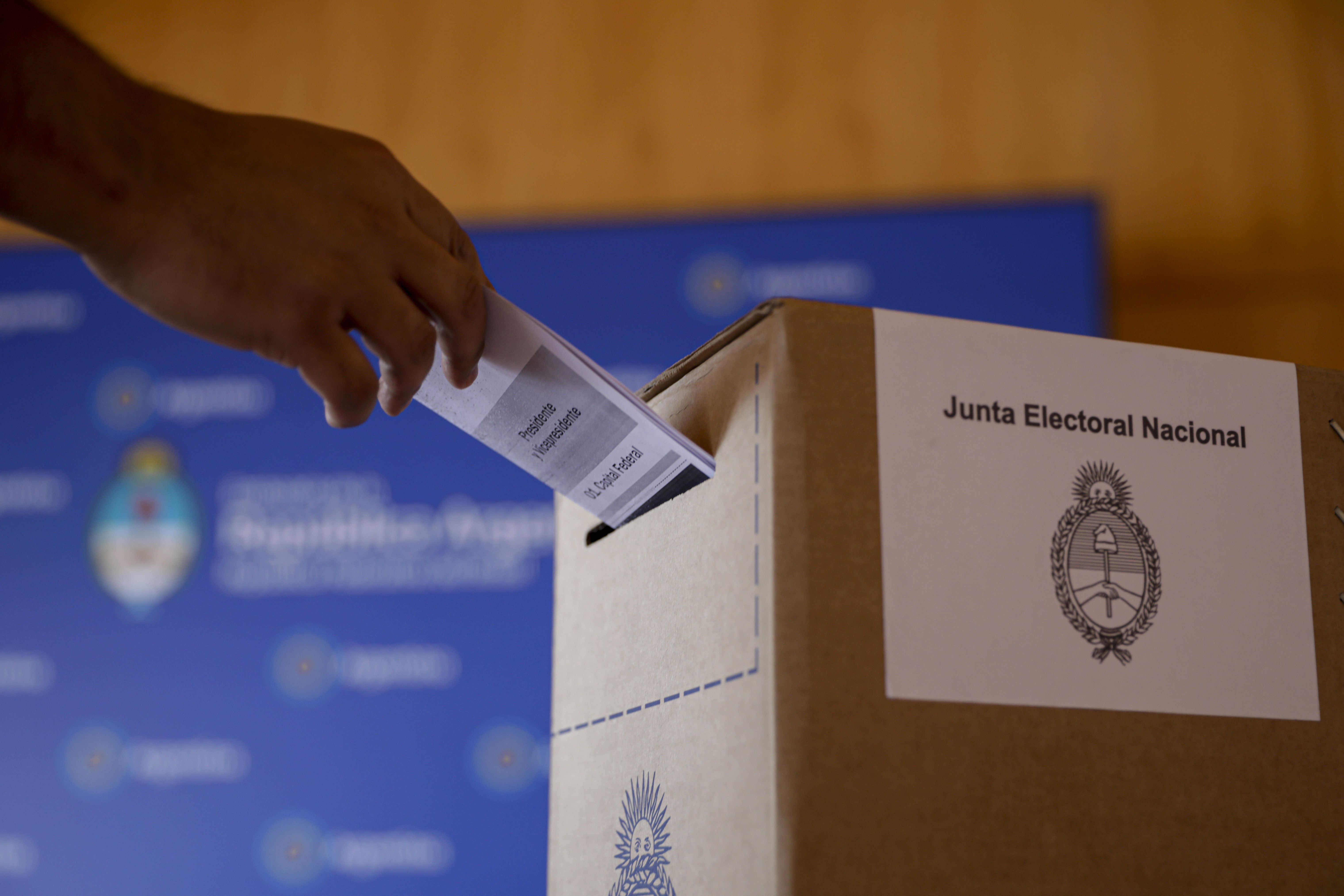 Brasília (DF) 22/10/2023 – Cerca de 23 mil argentinos votam no Brasil no primeiro turno para eleger o novo presidente do país, essa votação acontece na embaixada em Brasília e em 10 consulados espalhados pelo Brasil. Os candidatos à presidência na Argentina finalizaram a campanha prometendo diminuir a inflação.