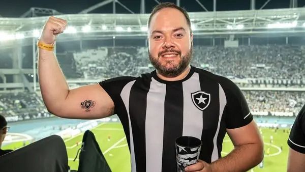 Torcedor do Botafogo com tatuagem no Nilton Santos