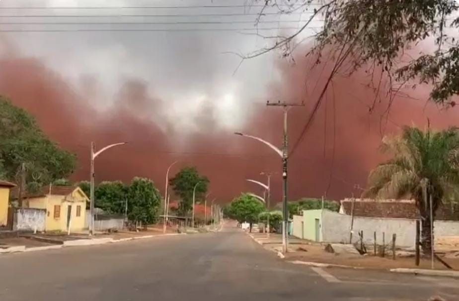 Nuvem de poeira cobriu a cidade de Santa Fé de Goiás
