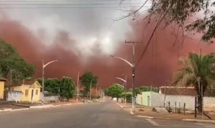 Nuvem de poeira cobriu a cidade de Santa Fé de Goiás