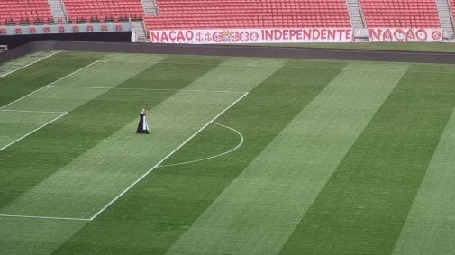 Padre abençoa o gramado do Beira-Rio na véspera da semifinal da Libertadores