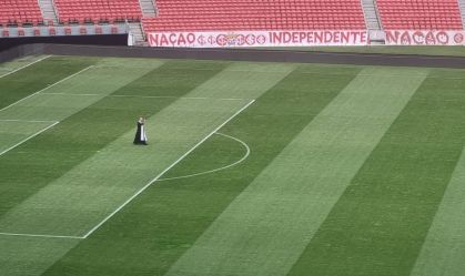 Padre abençoa o gramado do Beira-Rio na véspera da semifinal da Libertadores