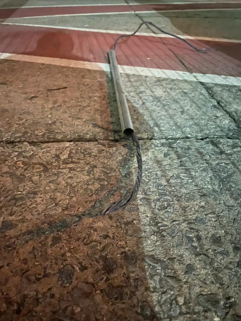 Tubo metálico encontrado na Linha 9-Esmeralda / Reprodução/ViaMobilidade