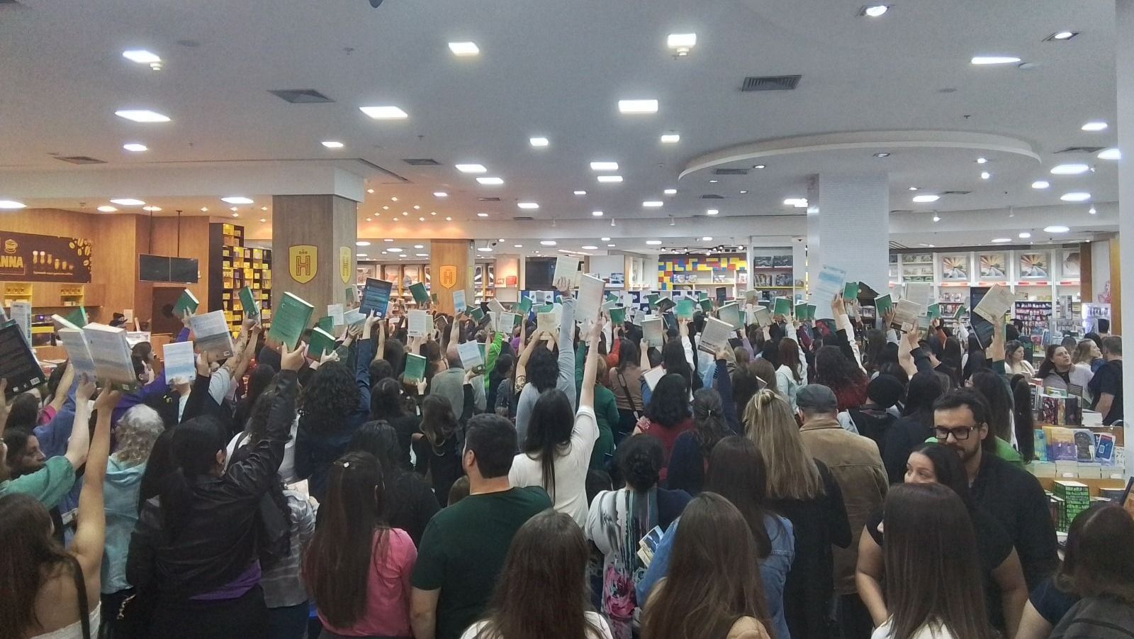 Fãs brasileiros durante sessão de autógrafos de Nicholas Sparks / Divulgação