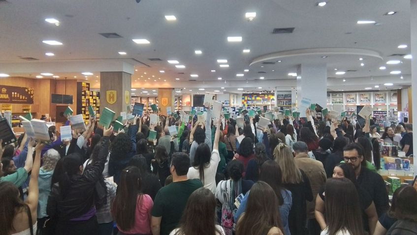 Fãs brasileiros durante sessão de autógrafos de Nicholas Sparks / Divulgação