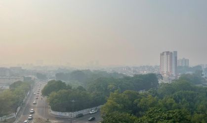 Manaus é tomada por fumaça causada por queimadas nesta quarta-feira (11)