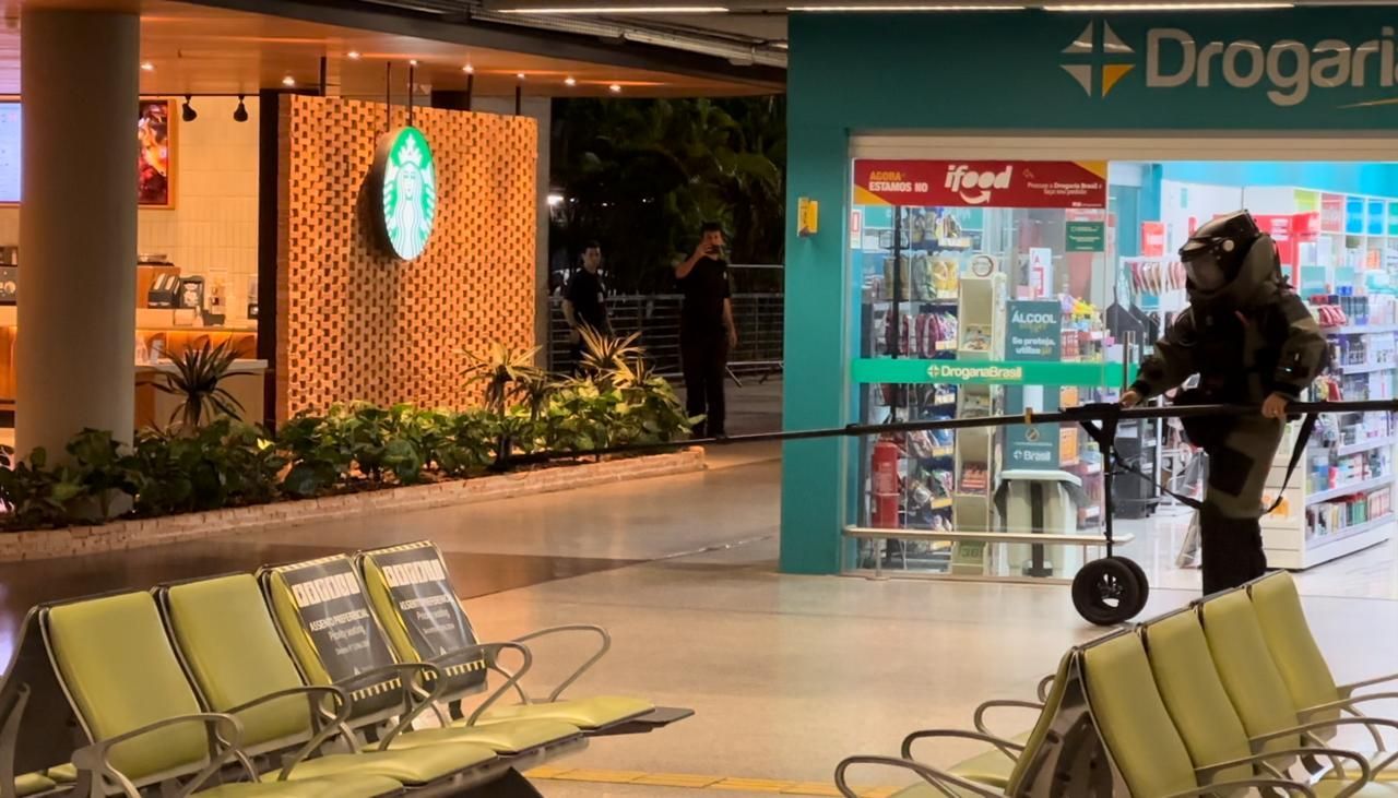 Grupo Antibomba da Polícia Federal no Aeroporto Internacional de Brasília / Marina Demori/CNN