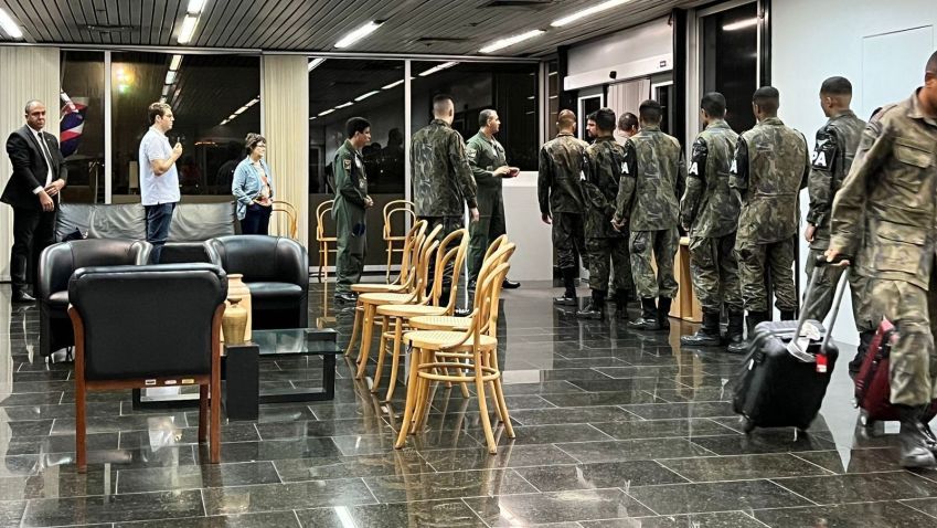 Militares durante recepção do quarto grupo de brasileiros repatriados de Israel após ataques do Hamas / Rafaela Cascardo/CNN Brasil