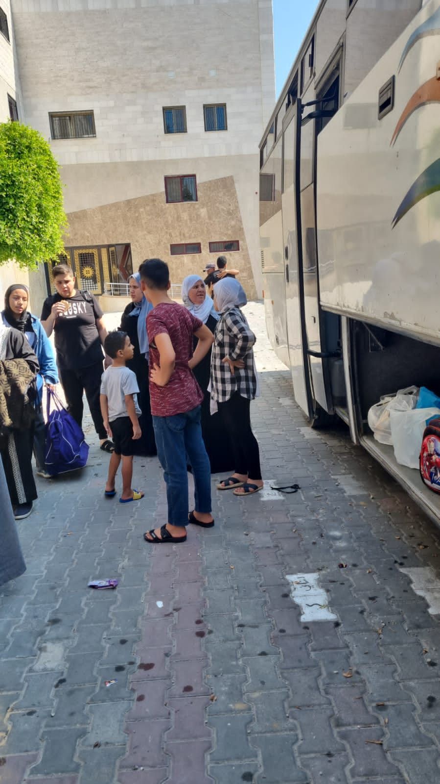 Ônibus com 19 brasileiros deixa escola no norte de Gaza e chega em cidade próxima à fronteira com Egito. / Arquivo pessoal