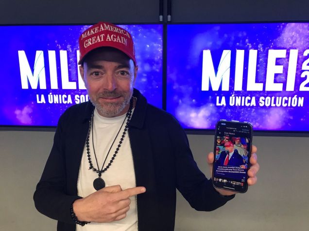 Eduardo Dimarco, empresário argentino que se define como “fanático” por Donald Trump, mostra uma foto de quando esteve presente em comício do ex-presidente americano / CNN