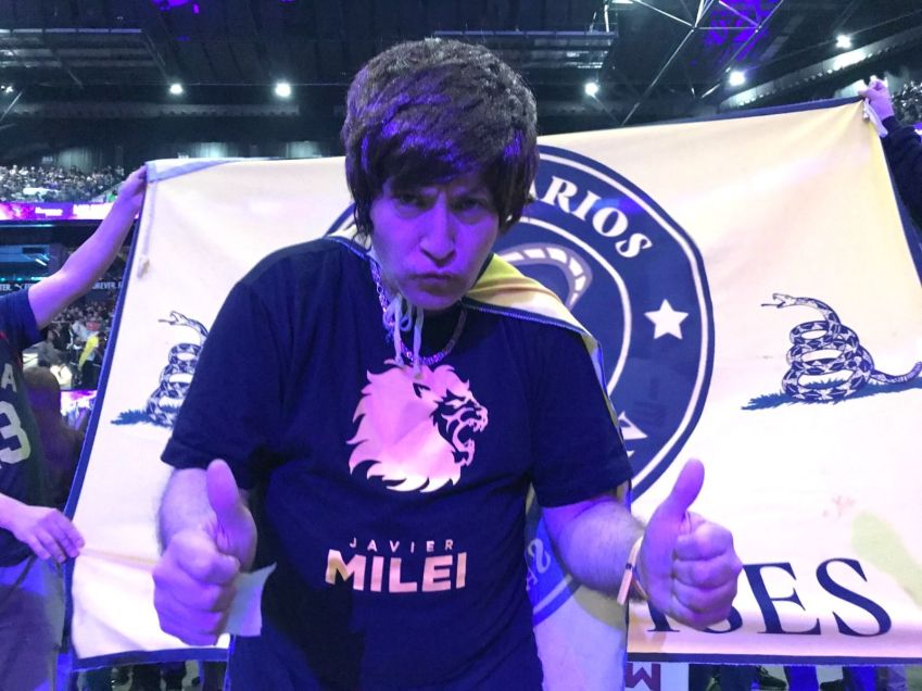 Motorista de ônibus Ariel Winner, que foi com uma peruca e pousou para fotos como sósia do Javier Milei durante evento do candidato à presidência /