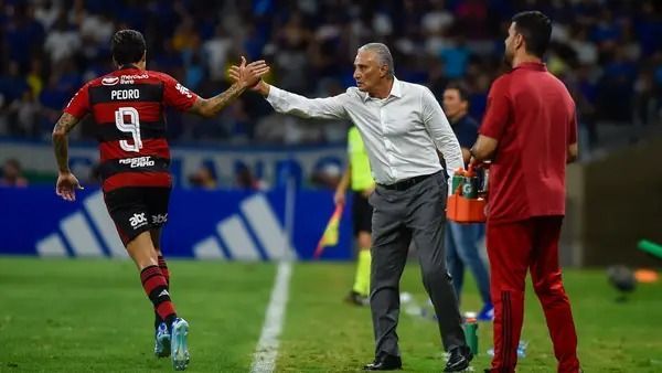Pedro cumprimenta Tite após gol contra o Cruzeiro