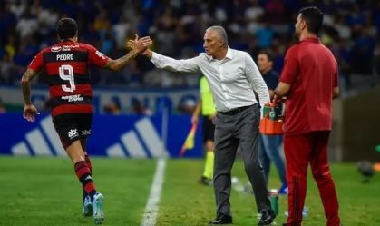Pedro cumprimenta Tite após gol contra o Cruzeiro