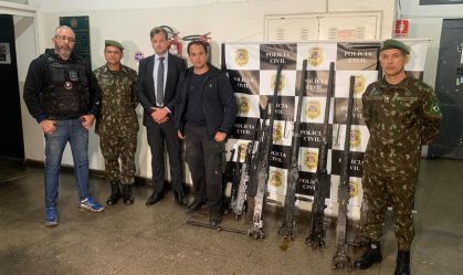 Militares posam, neste sábado (21), com armas recuperadas
