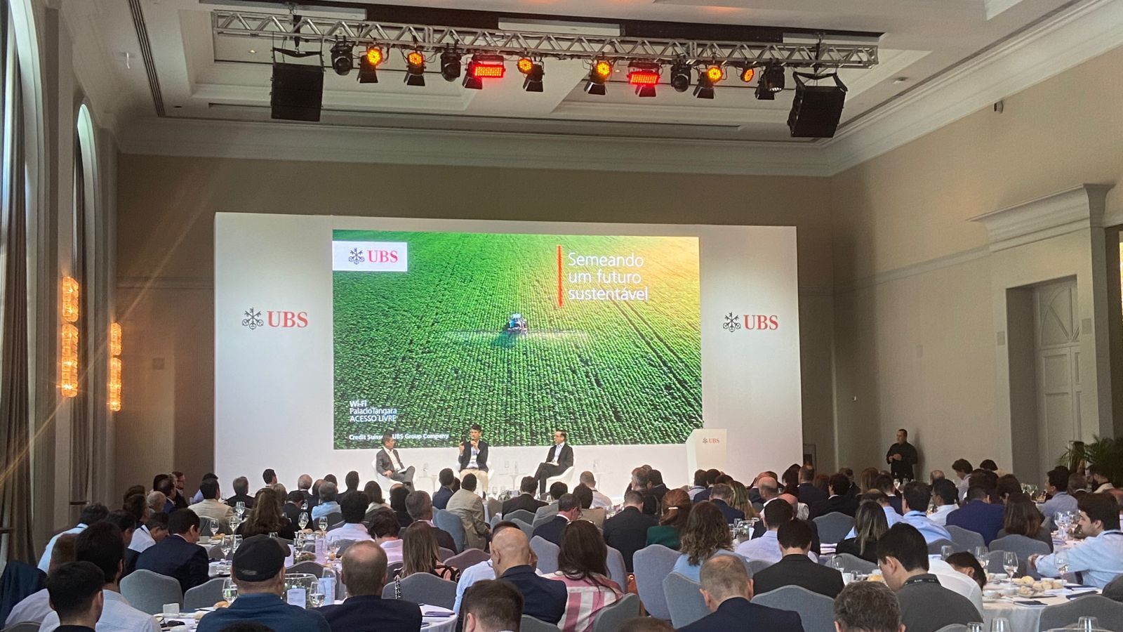 Pessoas reunidas em conferência da UBS que debate sustentabilidade no agronegócio