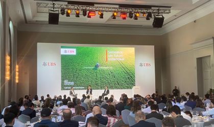 Pessoas reunidas em conferência da UBS que debate sustentabilidade no agronegócio