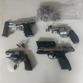 Armas foram apreendidas pela polícia no local da ocorrência em Salvador