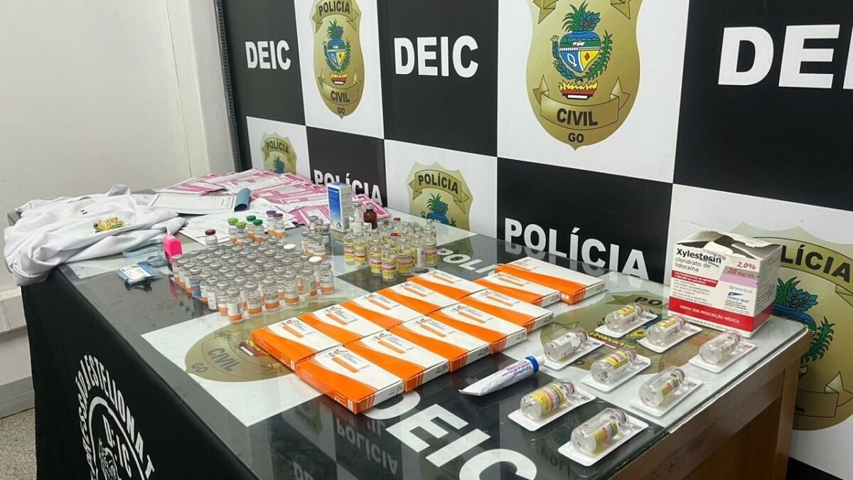 Polícia apreendeu medicamentos e anabolizantes na clínica da falsa médica em Goiânia / Divulgação/Polícia Civil