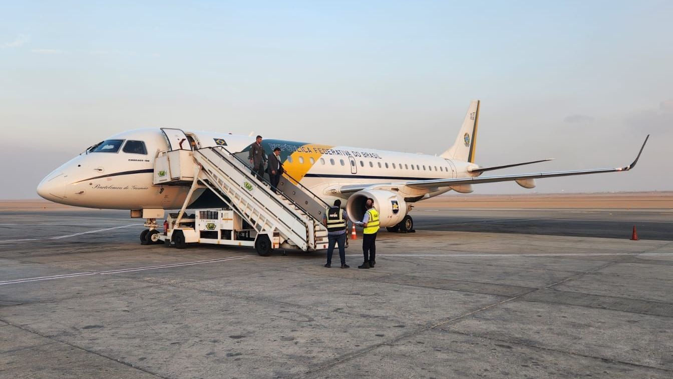 Avião VC-2, da Força Aérea Brasileira (FAB), leva suprimentos ao Egito para serem entregues à Faixa de Gaza
