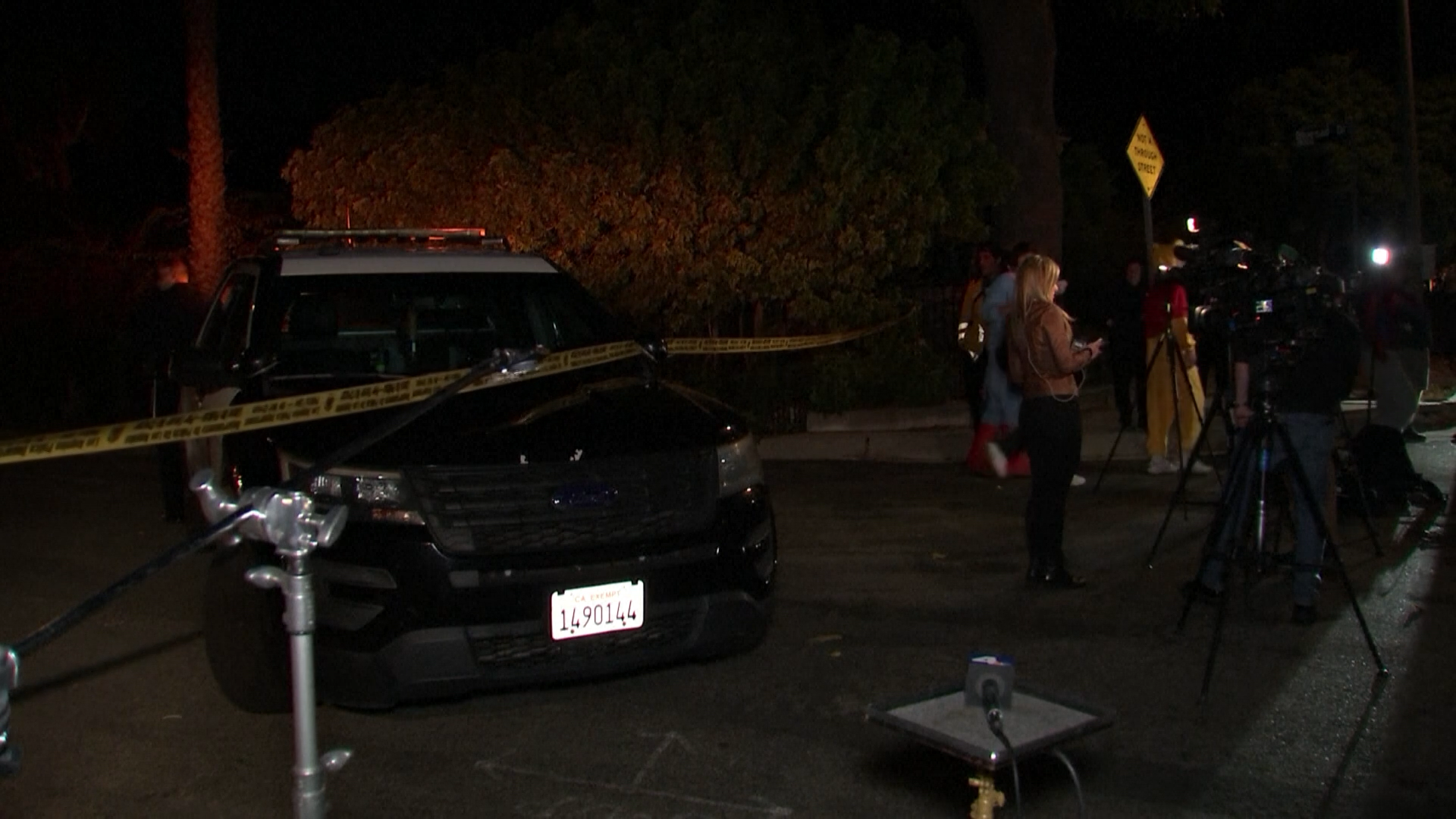Polícia, imprensa e fãs se reúnem, na noite de sábado (28), em frente a casa de Matthew Perry, o Chandler Bing de "Friends", após notícia da morte do ator aos 54 anos.