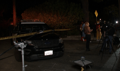 Polícia, imprensa e fãs se reúnem, na noite de sábado (28), em frente a casa de Matthew Perry, o Chandler Bing de "Friends", após notícia da morte do ator aos 54 anos.