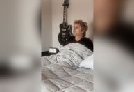 “Wake Me Up When September Ends”: Green Day publica vídeo de vocalista acordando neste domingo (1º)