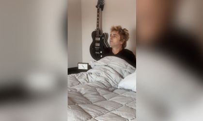 “Wake Me Up When September Ends”: Green Day publica vídeo de vocalista acordando neste domingo (1º)