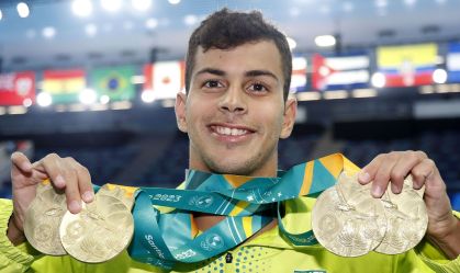 Guilherme Costa com as medalhas de ouro conquistadas no Pan de Santiago