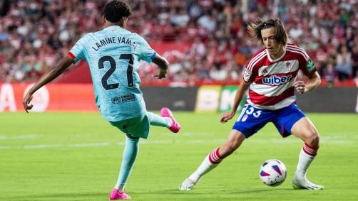Lamine Yamal chuta para fazer o primeiro gol do Barcelona contra o Granada