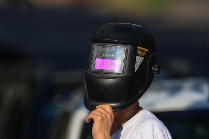 Homem observa o eclipse em Belo Horizonte (MG)