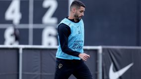 Renato Augusto em treino deste sábado