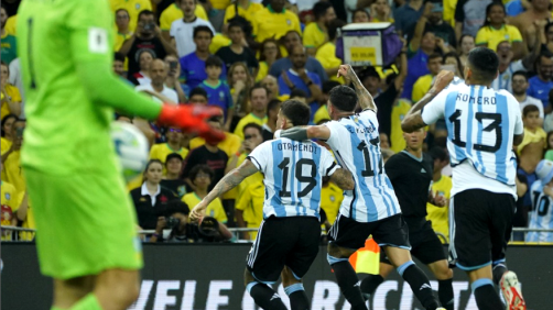 Jogo marcado por muita confusão antes da bola rolar, a Argentina vence o Brasil no Maracanã com o gol de cabeça do Otamendi e marcou a primeira derrota em casa nas eliminatórias do Brasil