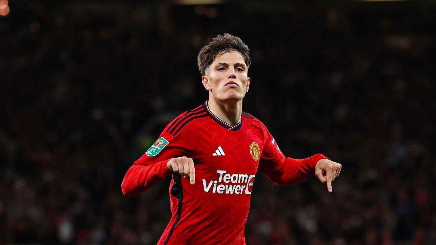 Jogador Alejandro Garnacho em campo pelo Manchester United