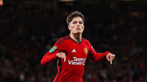 Jogador Alejandro Garnacho em campo pelo Manchester United