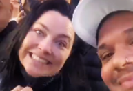 Amy Lee, do Evanescence, é flagrada em ônibus público em São Paulo; veja