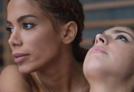 Anitta surge como instrutora de defesa pessoal no trailer de “Elite”; assista