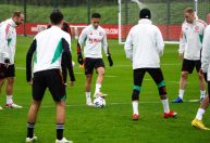 Após ser reintegrado, Antony treina e pode voltar a jogar nesta terça pelo United