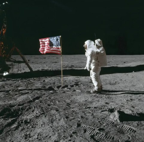 Astronauta do Apollo 11, Aldrin, prestando continência à bandeira na Base da Tranquilidade. / Nasa.