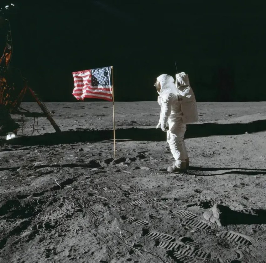 Astronauta do Apollo 11, Aldrin, prestando continência à bandeira na Base da Tranquilidade. / Nasa.