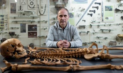 Arqueólogos poloneses encontram restos mortais de mulher e criança do século 17