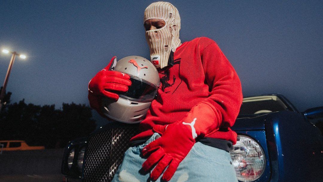 Rapper A$AP Rocky posa para o anúncio da parceria entre Fórmula 1 e Puma