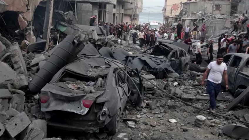 Destruição em campo de refugiados palestinos em Gaza após ataque aéreo de Israel / Reuters