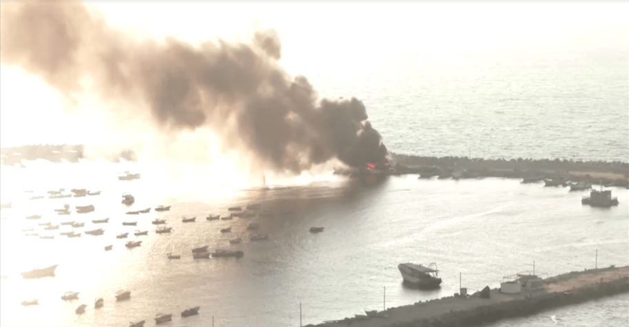 Barco de pesca pega fogo no porto de Gaza após ser atingido por ataques de Israel. / Reuters