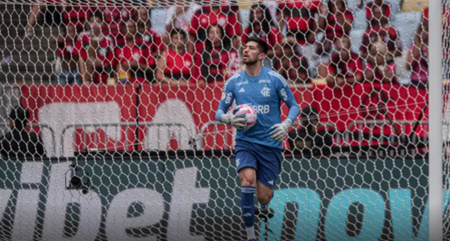 Agustín Rossi em ação no Maracanã, no domingo, no clássico entre Flamengo e Vasco / Paula Reis / Flamengo