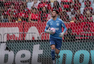 Carro de goleiro do Flamengo é alvejado durante tentativa de assalto no Rio