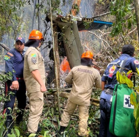 Aeronave caiu próximo ao Aeroporto de Rio Branco, no Acre, logo após realizar a decolagem na manhã deste domingo (29)/ Corpo de Bombeiros Militar do Estado do Acre