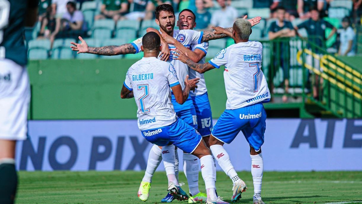 Everaldo celebra gol com os companheiros de Bahia