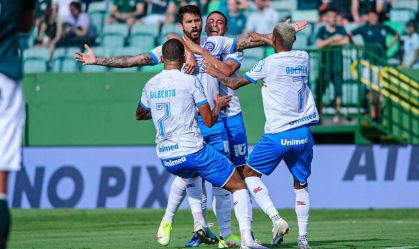 Everaldo celebra gol com os companheiros de Bahia