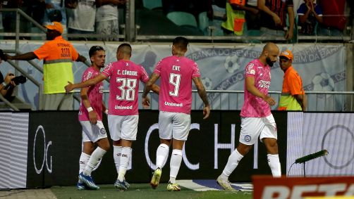 Jogadores do Bahia comemoram com Biel o gol da vitória sobre o Internacional